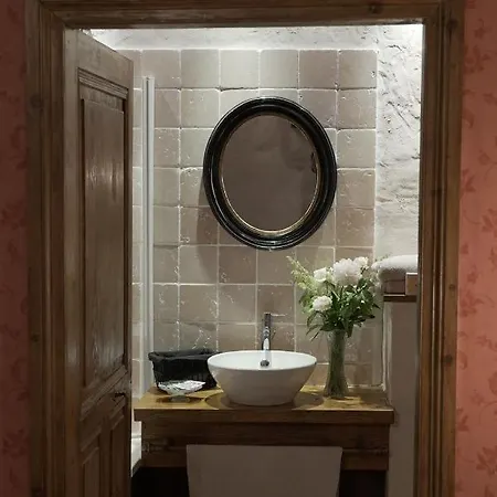 Domaine Du Tres-haut - Chateau De Guest house Montanges
