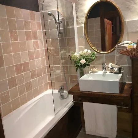 Domaine Du Tres-haut - Chateau De Guest house *